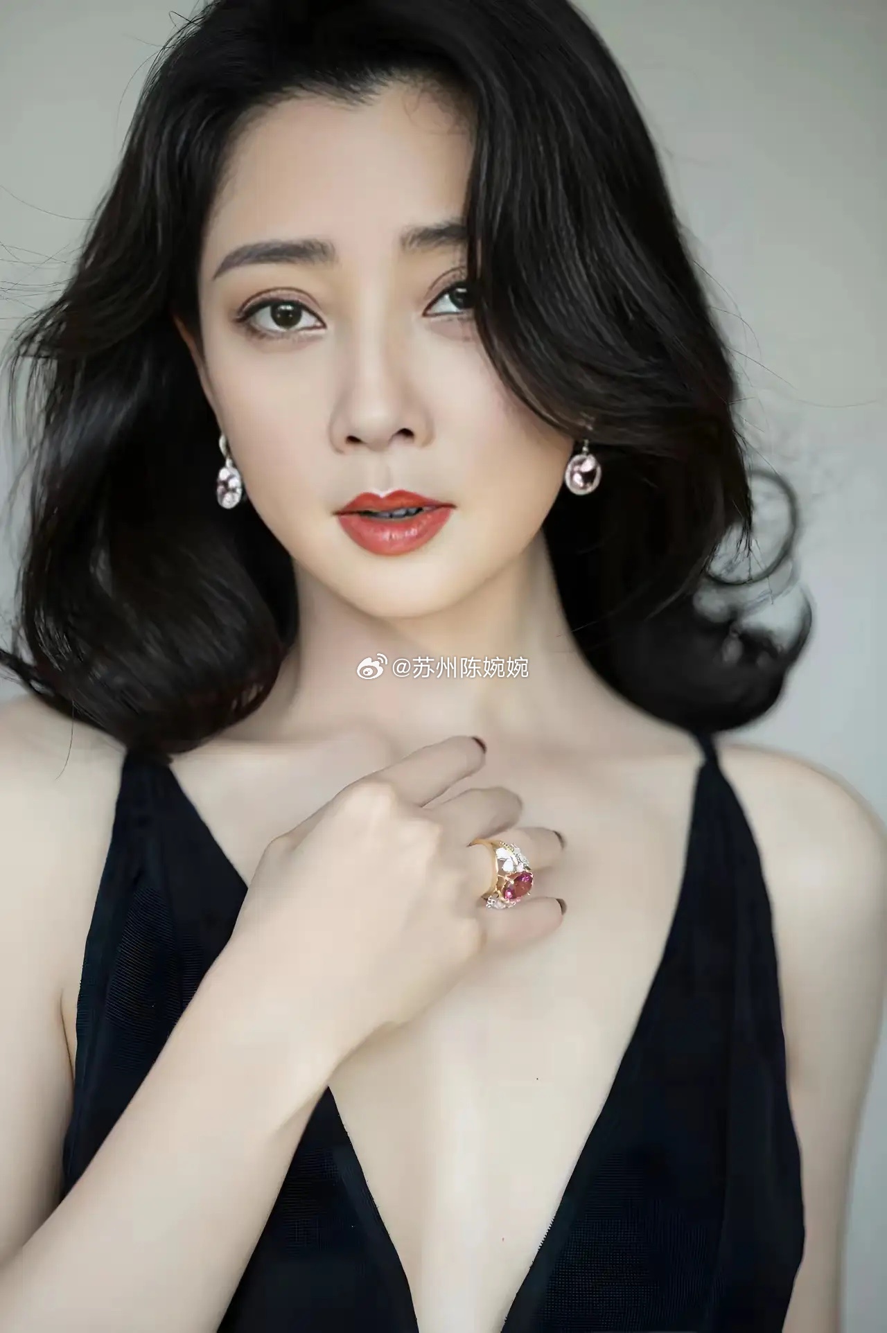 2009年，北京一个私密性极高的包厢内，空气凝固得让人窒息。富商孙东海猛地摔下酒