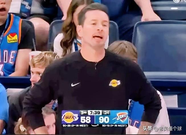 在东契奇受伤的那一刻，雷迪克顿时就后悔了。

转播镜头是很会给镜头语言的，在东契