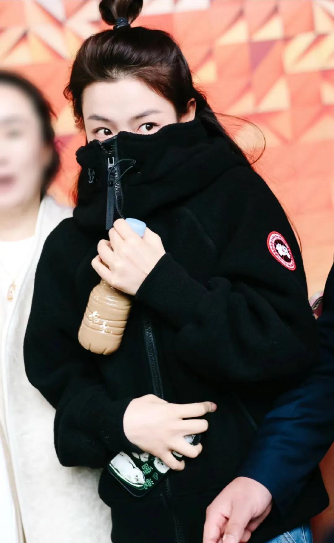 史上最质朴的浪姐，没有团队，没有助理，一个人吃KFC，还用矿泉水瓶泡咖啡，真的很