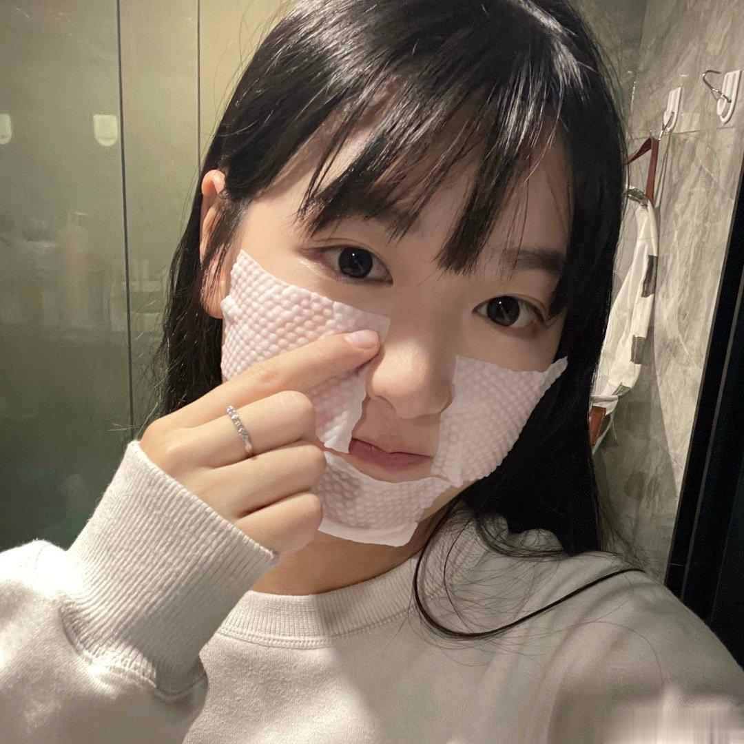 家人们  之前用的瑷尔博士益生菌水乳现在更名为熬夜水乳了～更适合熬夜宝宝的体质肤