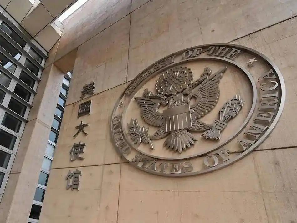 美国驻华大使馆太猖狂了，公开在中国通缉一名中国女子！

就在9月12日，美国驻华