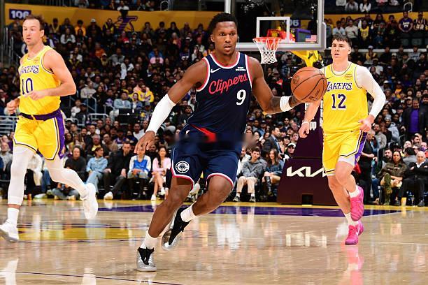 马瑟林加盟快船后几场比赛的表现肯定是不差的，在进攻端连续拿下了高分，在防守端的表