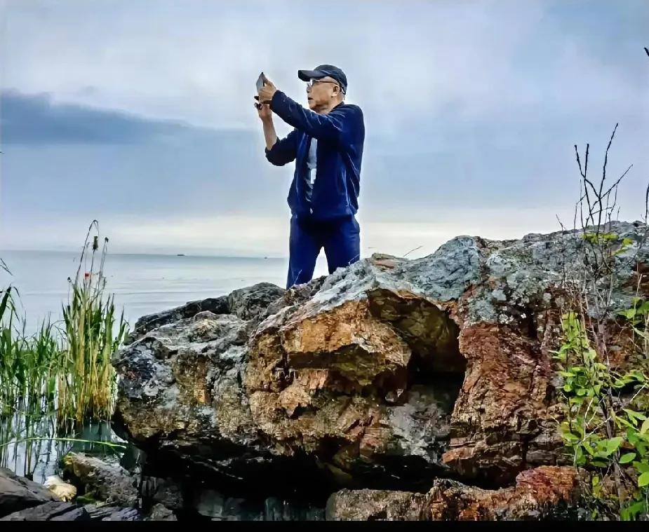 群生相，李老师。

李老师是画家。七十多的人，说六十多也信，能跑能唱能游能教。去