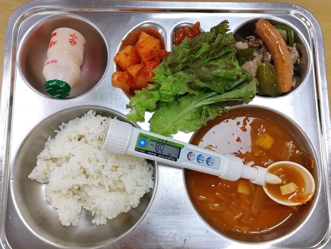 不懂就问，韩国小学食堂饭菜里面为什么总插着一根这种检测仪？
在网上看到韩国小学食