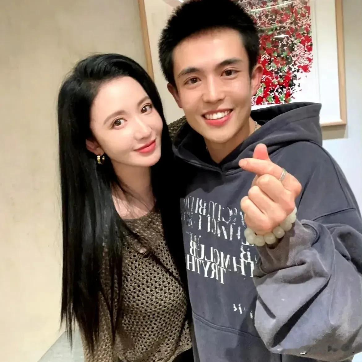 说张萌是王星的贵人一点都不过分，没有张萌签他，他还是十八线小演员，演一些籍籍无名