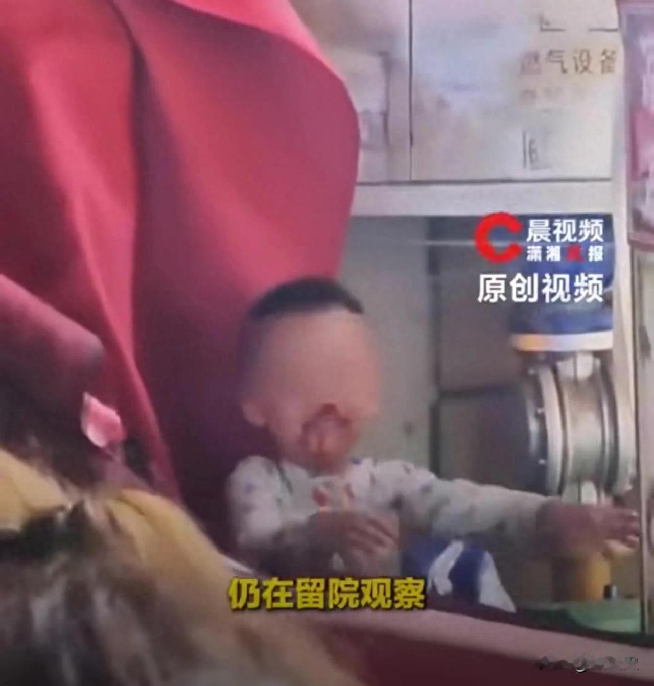 2024年，3岁幼童从10楼坠落被水果店顶棚接住，店主：换顶棚980元，男童父亲