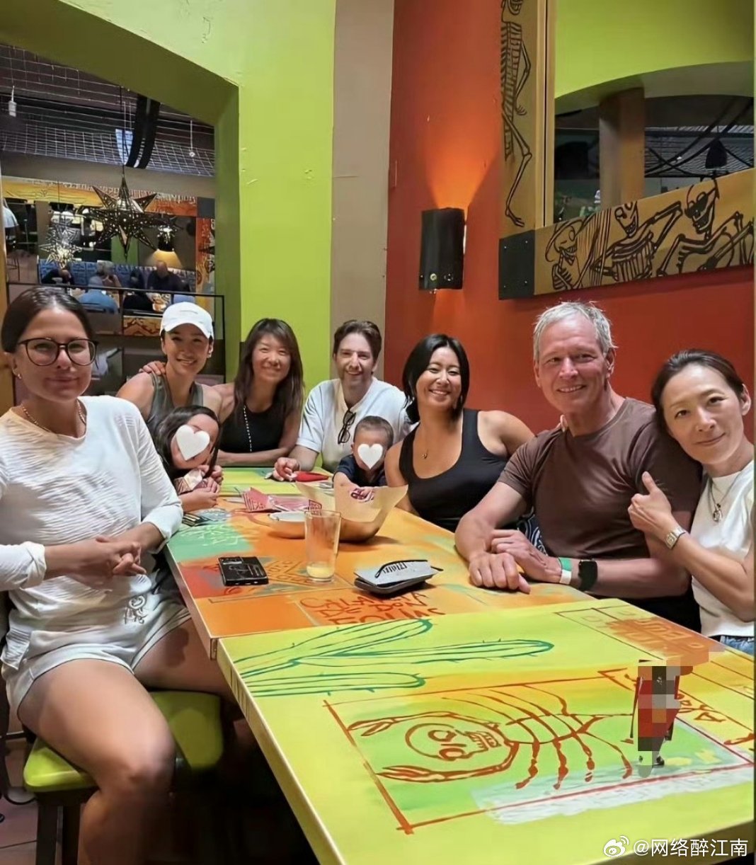 谢贤去世后谢婷婷晒一家与亲友聚会照，不必强求他人，每人的生活态度不一样。悲伤从没