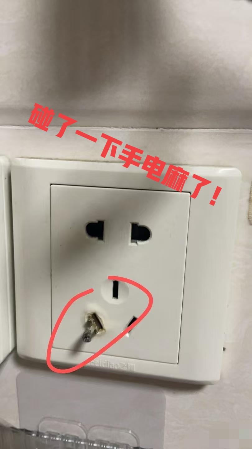 有没有懂电工的大神？这种情况，怎么样才能安全的弄出来啊？坐等！[what]