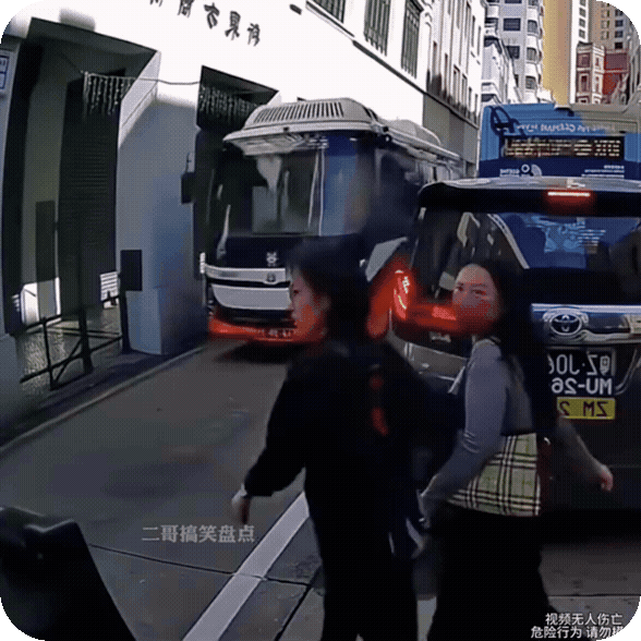 两女子过马路不看路况，差点被大车撞到，大车司机反应及时，幸免于难！
　　有时候，