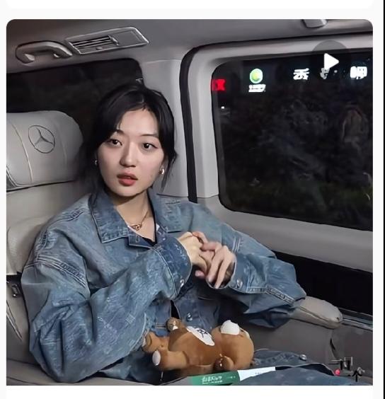 孙千还是把头发散开比较好看。