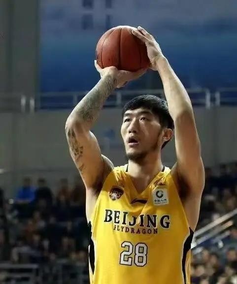 2米21巨人淡出CBA！硬扛巴特尔的王征，是被时代淘汰了吗？篮球cba 回顾CB