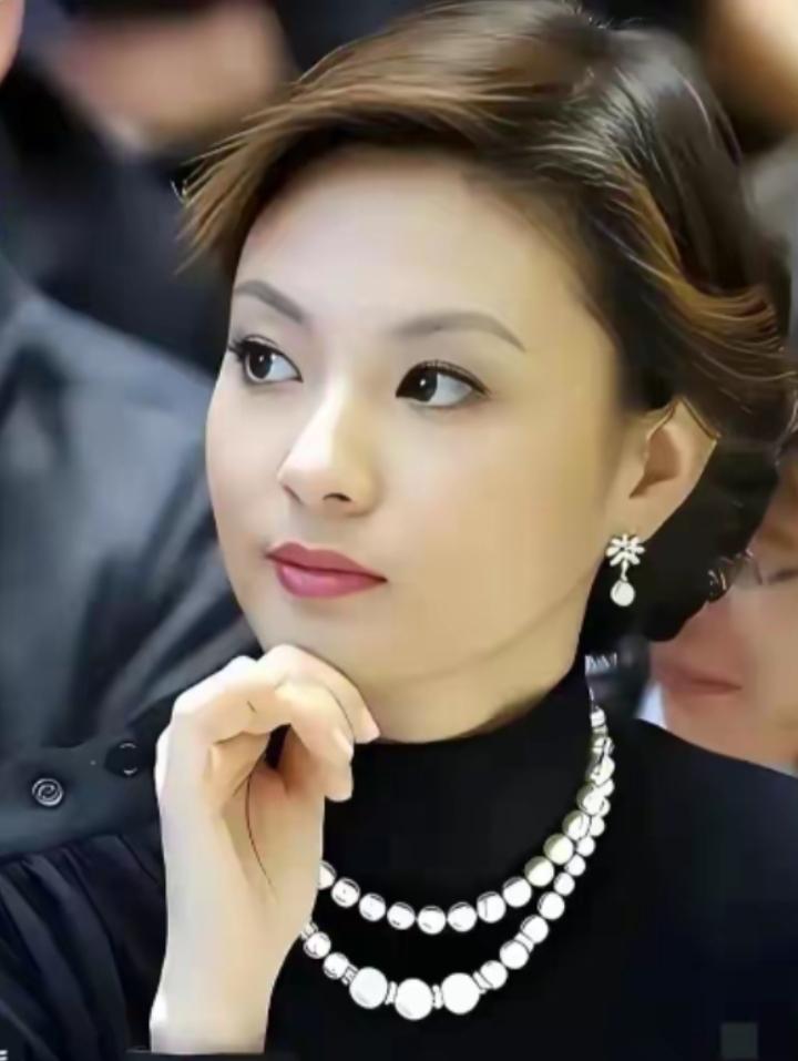 她脸型圆润柔和，一双杏眼清亮灵动，自带雅致书卷气，沉静温婉，端庄知性，从容大方。