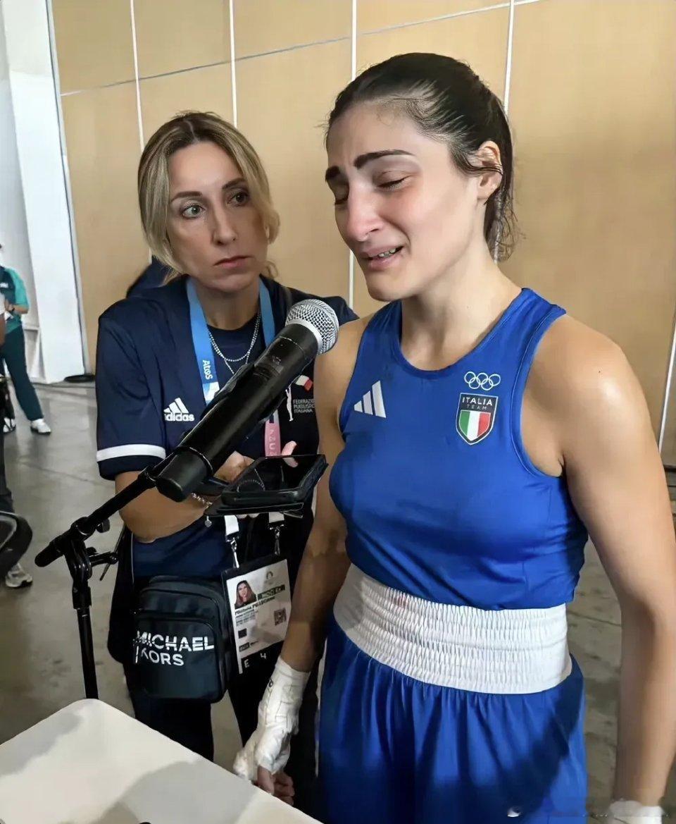 太离谱了！意大利选手不足一分钟就被打哭了，意大利总理亲自下场谴责。在巴黎奥运会拳