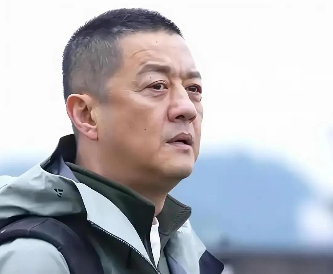 李亚鹏直播时红着眼眶说债全还完了，还点名感谢李嫣和窦靖童。
他讲俩闺女不光给他打