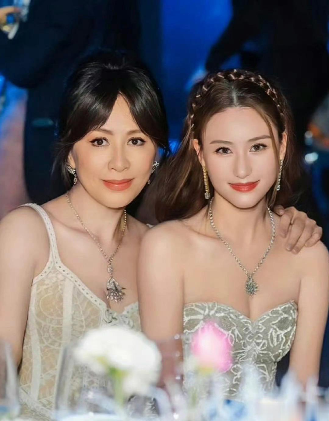 刘嘉玲何超莲这张合照真的绝了 ​[喵喵] ​​​