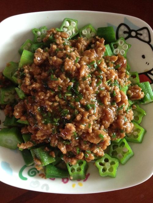 秋葵切段与肉末同炒，保留其黏滑口感，富含果胶与膳食纤维，对肠胃有保护作用，是秋分