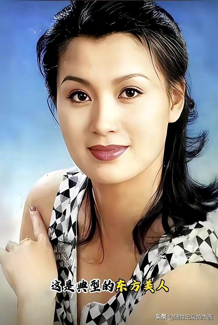 她是真的美，过去在《围城》她演的唐晓芙至今难忘，又清纯又漂亮，气质跟李媛媛一样好