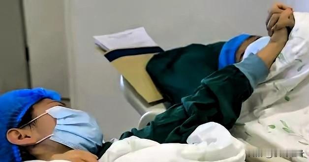 云南一59岁父亲患肝硬化晚期，医生下病危通知书，儿子决定放弃治疗。

可女儿王灿