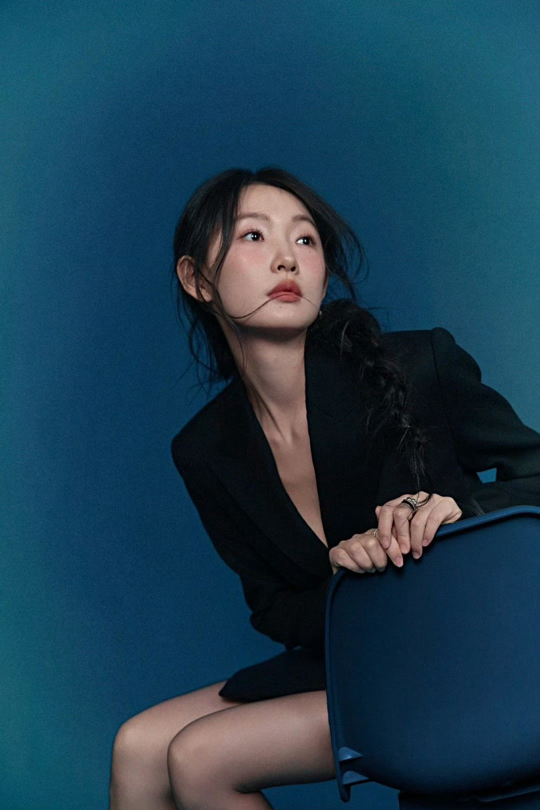 周依然黑丝大长腿加尖头细高跟这姐虽然二线 但是气质身材韵味却是妥妥的一线 ​​​