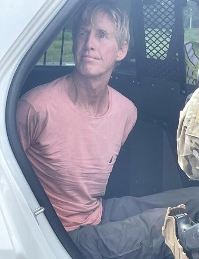 #枪手距特朗普不到457米#刺杀特朗普未遂嫌犯瑞安-罗斯被捕后的照片#特朗普疑似