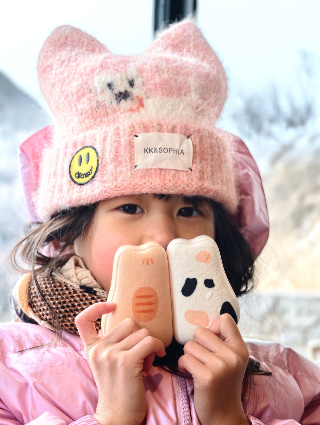 我强烈建议冬天出去玩儿给孩子买个电暖手宝，我买的这个是一分二的，中间带磁吸。热量