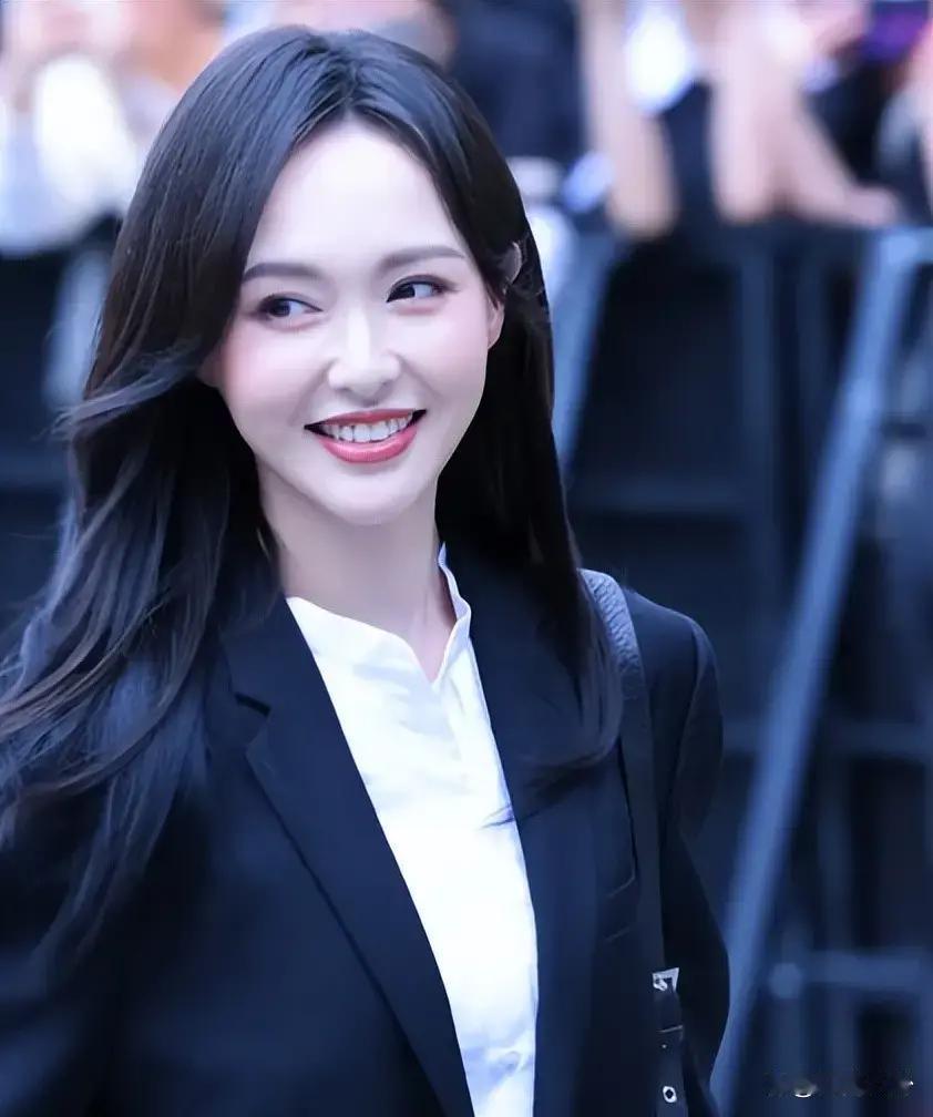 唐嫣成都参加活动生图曝光：发际线变化明显，状态引发热议 