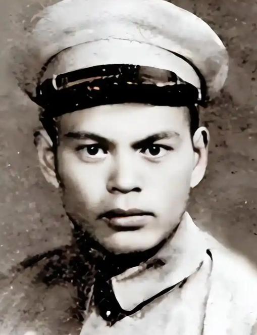 1950年新疆，108名解放军被上千名叛匪围困在一座孤城中长达40天。就在弹尽粮