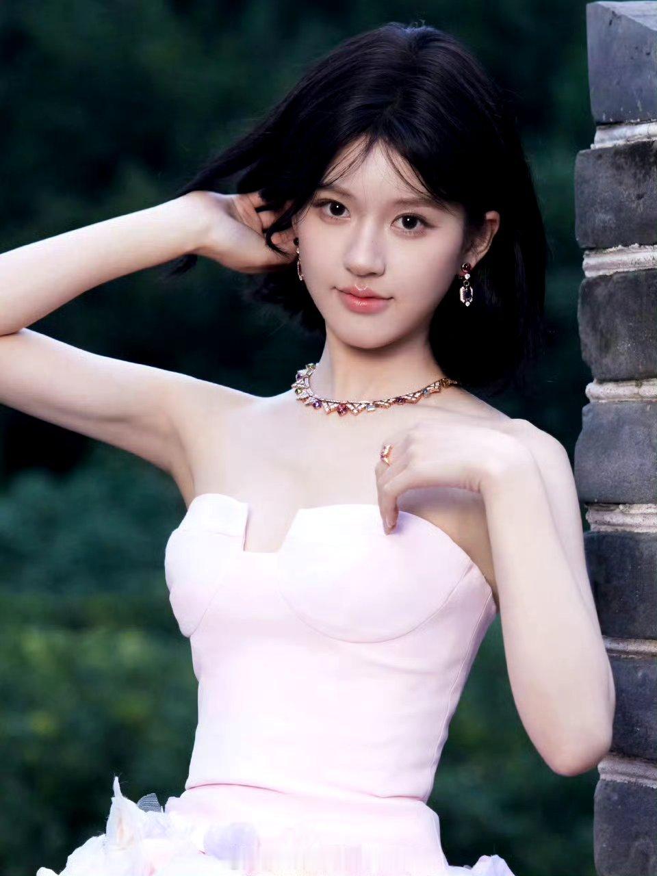 #赵露思短发甜美公主#哇哇哇，这是什么人间可爱的芭比娃娃。哇哦，原来是我们的露思