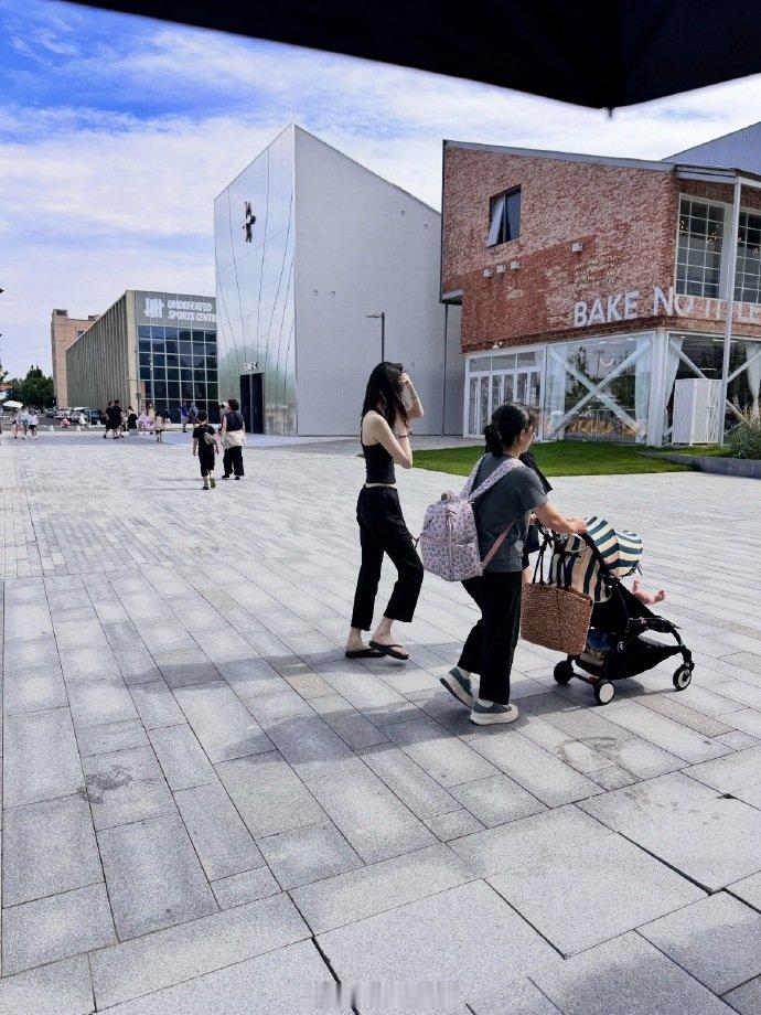 阿那亚偶遇何穗带孩子度假 有网友在阿那亚偶遇何穗带娃度假，她穿黑色吊带配长裤人字
