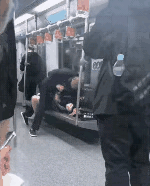 这是发生在上海地铁上的一幕，一位老大爷居然与一位姑娘争座位打了起来，而且是把姑娘