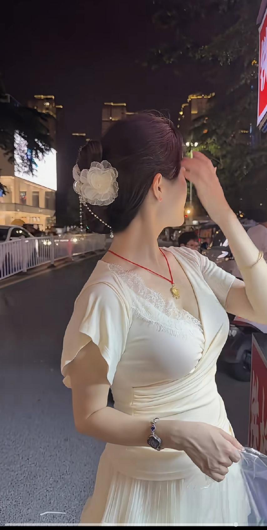 拼命的加班，拼命的内卷，拼命的兼职，抢了别人的饭碗，毁了自己的健康，赚来的那点血