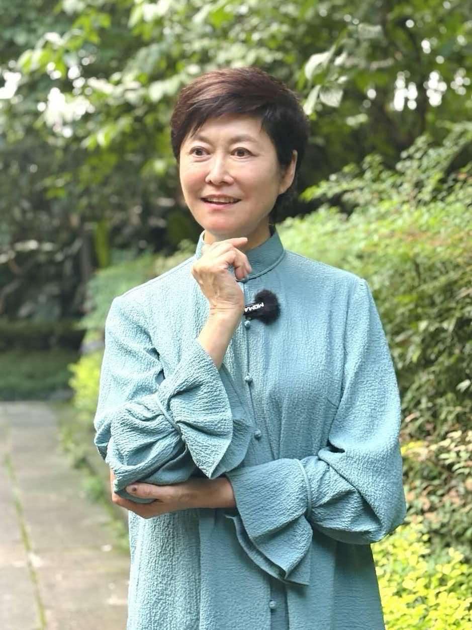 敬一丹去世了，
她这辈子最大的遗憾，
不是没能寿终正寝，而是在女儿小时候，没好好