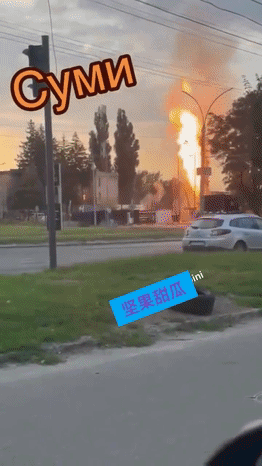 苏梅，当地居民在加油站附近拍摄到，一架光纤FPV无人机摸了进去，不久就窜出了火苗
