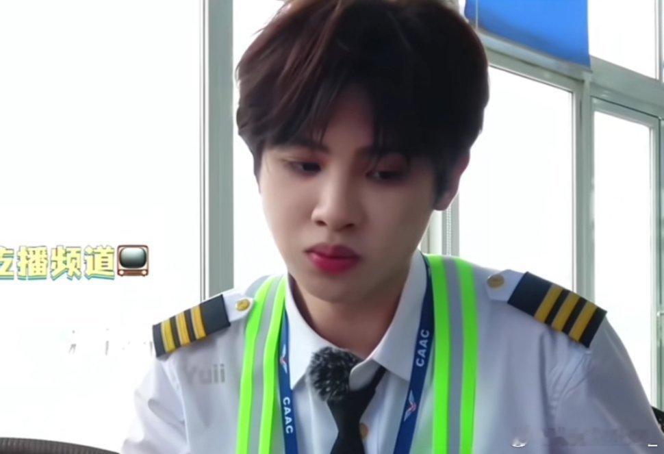 #黄明昊[超话]# 吃东西的小宝好可爱捏[羞嗒嗒][羞嗒嗒]还有他的头怎么这么小