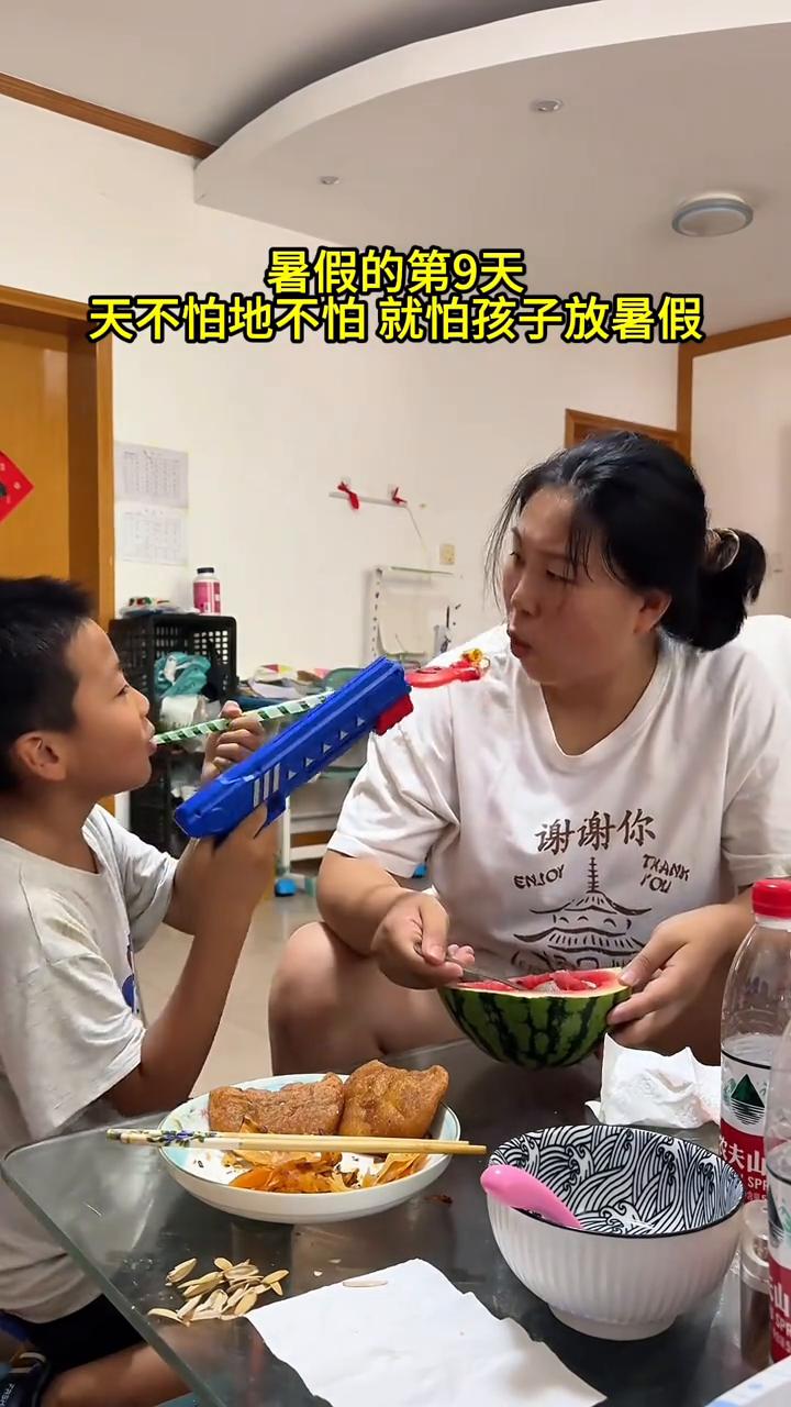在作死的边缘疯狂试探。
暑假的第9天，天不怕地不怕就怕孩子放暑假。你能不能走开？