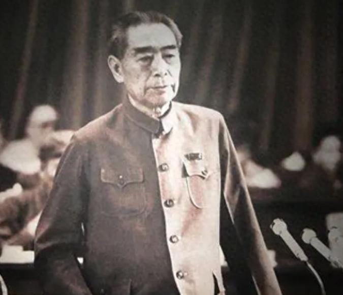 1981年邓颖超出席大会，重逢多年老友，动情哽咽：恩来为了找你费了很多心思啊！