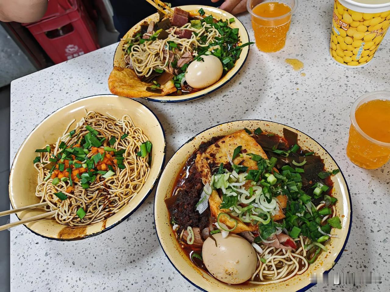 襄阳之行在不同店面一共吃了四碗牛肉面，一碗热干面，我挺喜欢湖北
襄阳美食记