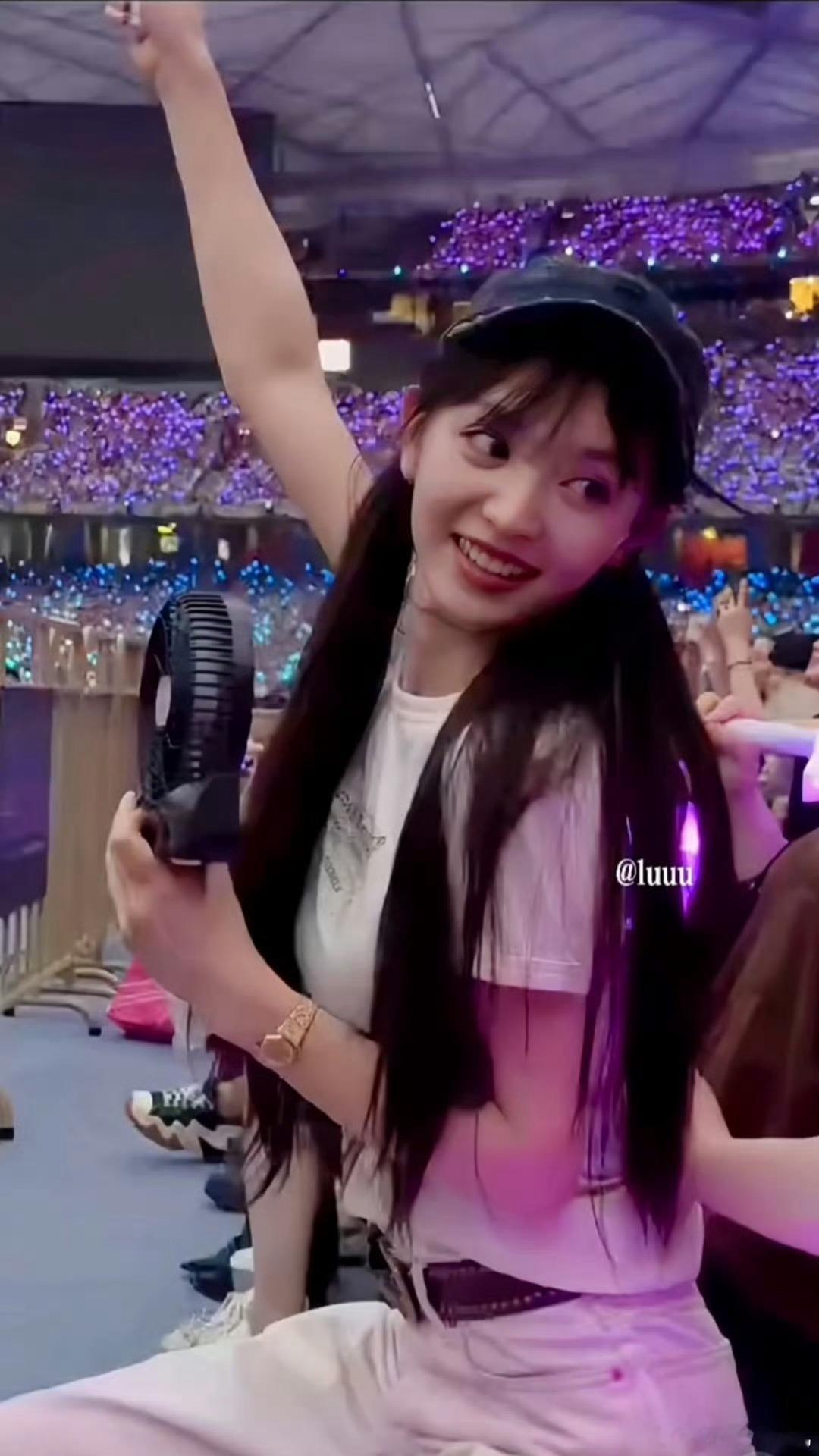 田曦薇看林俊杰演唱会好甜的小田🥰 ​​​
