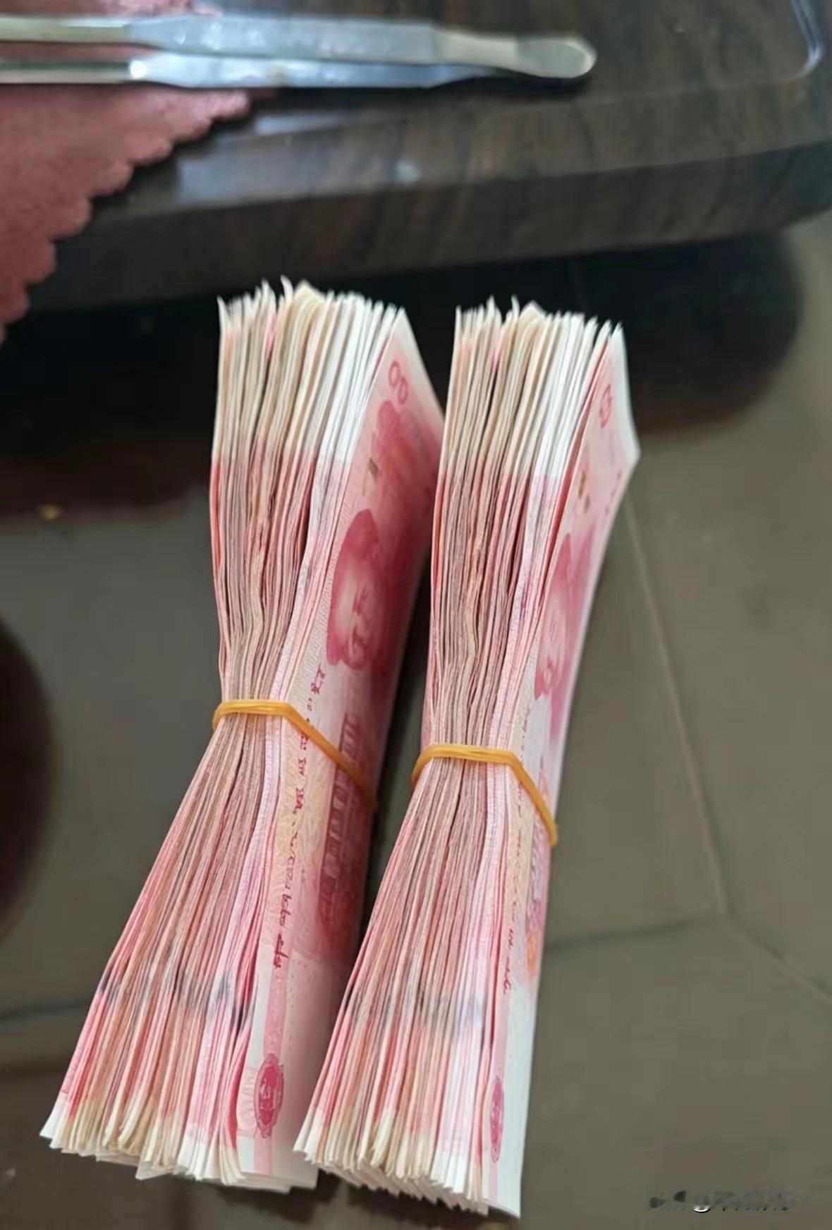 月薪七八千，已经很幸福了！

很多人被假象所迷惑，以为人人都是月入好几万，高端白
