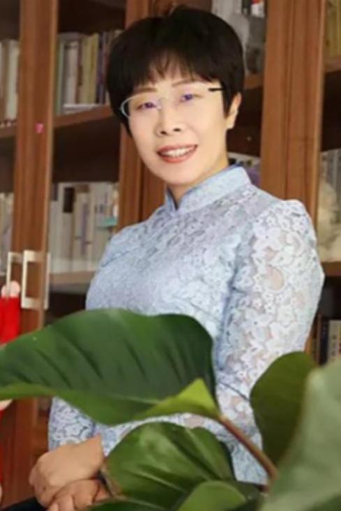 北大才女蒙曼50岁至今未婚，朱迅在节目上问她：“你最想嫁给谁？”谁承想，她脱口而