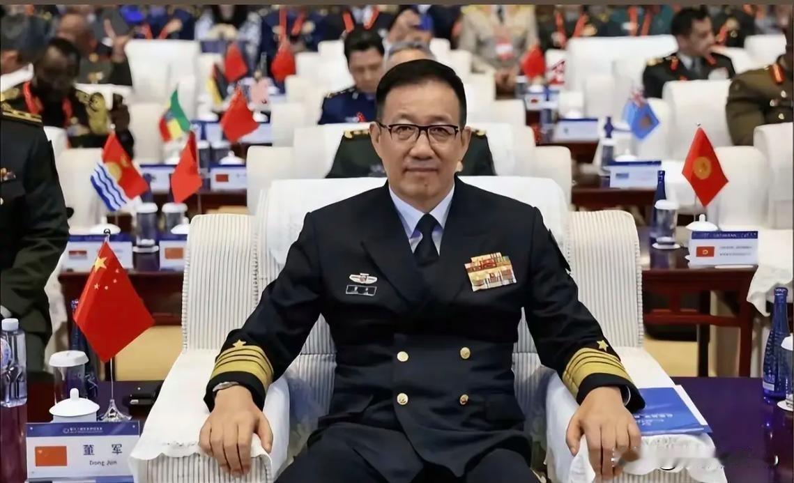 董军防长吉隆坡便服亮相，儒雅气质背后藏着外交智慧
 
朋友们，最近有个大新闻刷爆