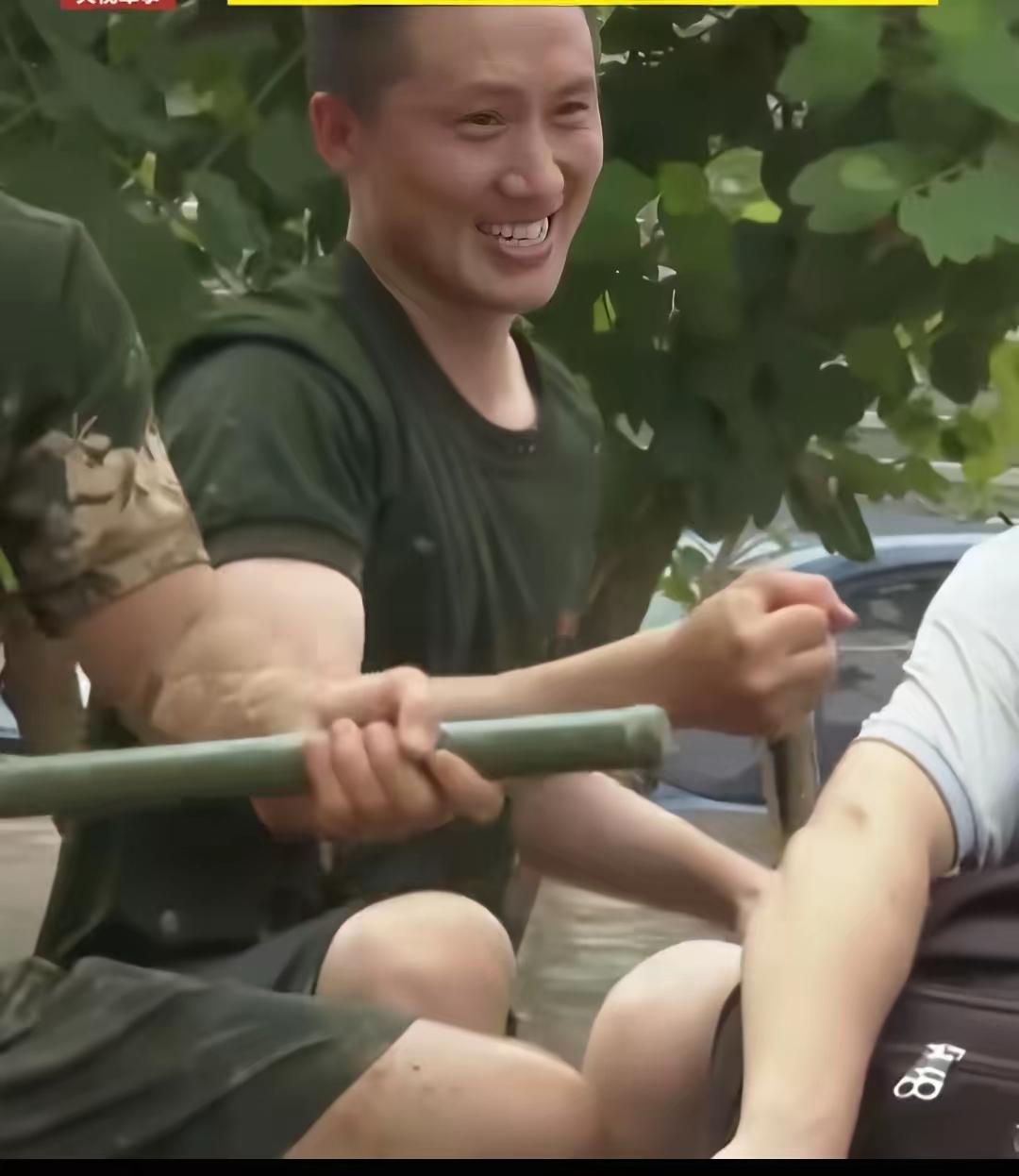 洪水中最动人的重逢！军嫂带老小被困数日，转头遇见抗洪的武警丈夫
 
暴雨肆虐，洪