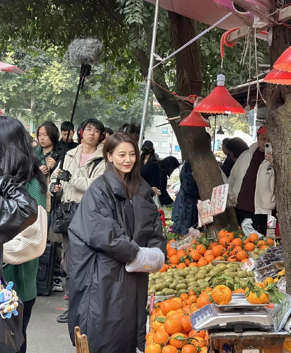 原生镜头下的高圆圆也老了！
皮肤发黄又松弛，法令纹和嘴角纹都很明显 ​