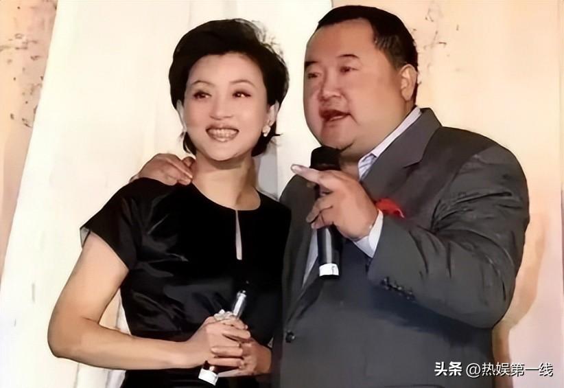 杨澜也没料到，当年那个普通人前夫，如今早已收获了真的幸福
镜头前光鲜亮丽的杨澜，