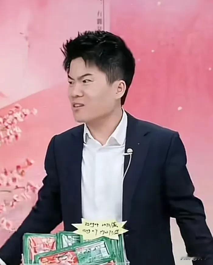 哈哈，董宇辉今晚上和猪杠上了，为了告诉大家小时候在农村养的猪很大，靠近猪，都被猪