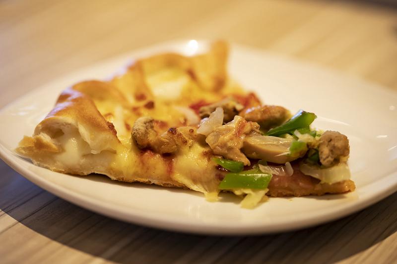 我一般不会轻易给外卖骑手差评。就像我点过一次披萨，系统显示半小时送达，结果四十多