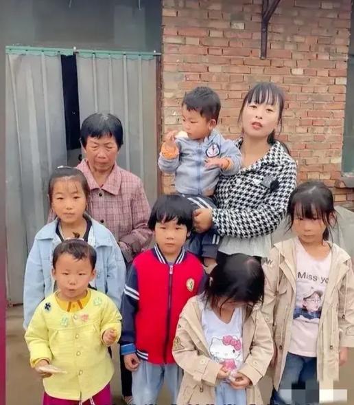 2021年，河南的朱大哥在修拖拉机时被砸身亡。谁知，他妻子不堪重负离家出走。弟媳