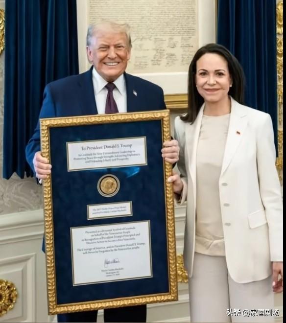 特朗普回应获赠诺贝尔和平奖章。
      当地时间1月15日，美国总统特朗普在
