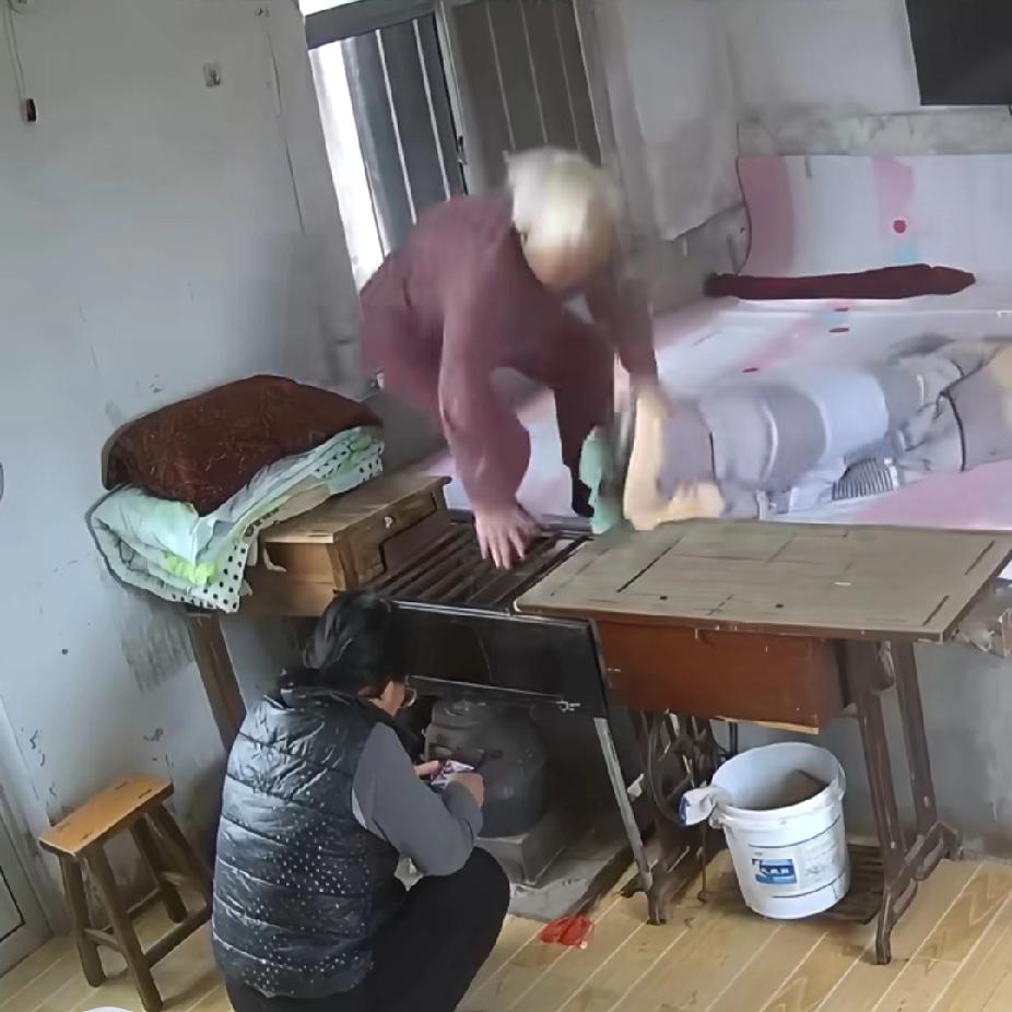 母亲叠被子，不相信摔下床！危机时刻，女儿正好抱住了母亲，爱真的是一场轮回！就像小