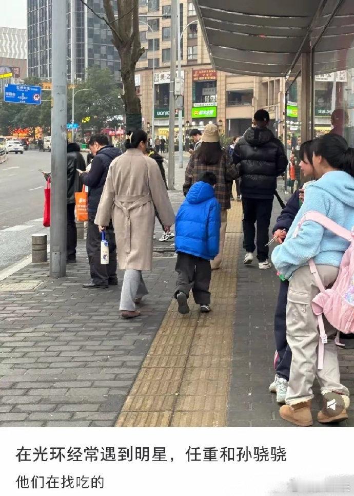 偶遇任重孙骁骁吃路边摊 偶遇任重孙骁骁挽手逛街吃路边摊，俩人打扮的好低调呢 